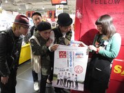 タワーレコード渋谷店で女性店員に絡むどぶろっかーず。