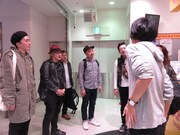 タワーレコード新宿店で店員と触れ合う様子。