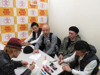 タワーレコード新宿店でポップを書くどぶろっかーず。