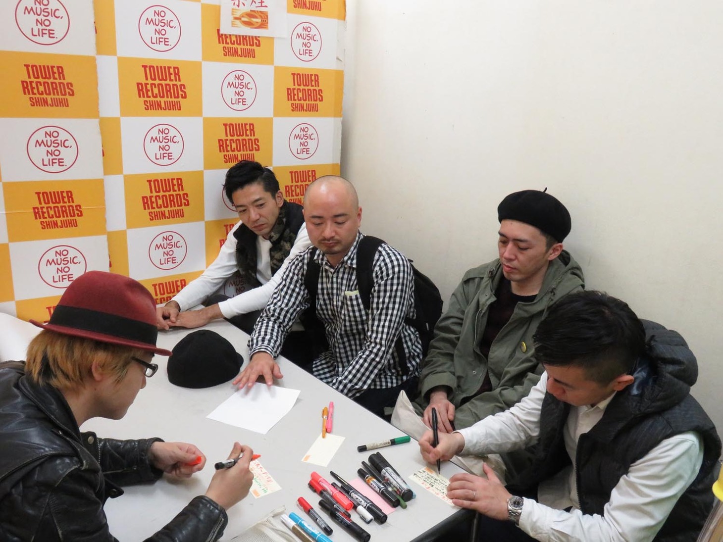 タワーレコード新宿店でポップを書くどぶろっかーず。