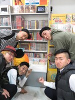 タワーレコード新宿店にポップを飾るどぶろっかーず。