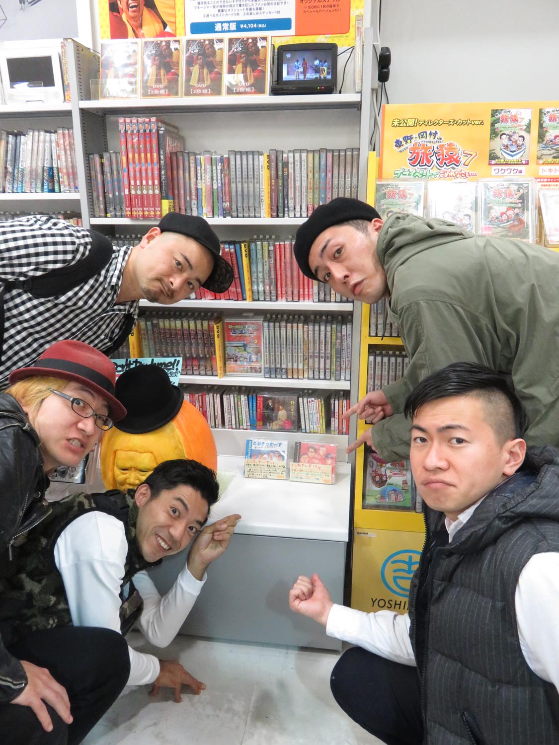 タワーレコード新宿店にポップを飾るどぶろっかーず。