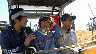 「テイバン・タイムズ」でゴルフコースを体験するハマカーンと、モーニング娘。'15の生田衣梨奈（中央）。(c)BS朝日