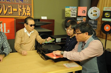 「タモリ倶楽部」で展開される「歴史に埋もれた名盤が続々!?輝かない！ニッポンレコード大会」のワンシーン。(c)テレビ朝日