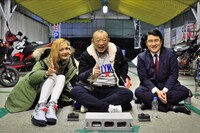 「笑福亭鶴瓶のすわるテレビ」に出演する土屋アンナ、笑福亭鶴瓶、福島暢啓アナウンサー（左から）(c)MBS