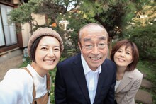 左から、菊池亜希子、志村けん、石野真子。(c)NHK