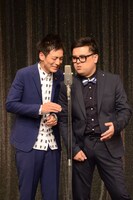 2本目のネタを披露するとろサーモン。