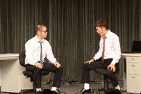 2本目のネタを披露するアキナ。