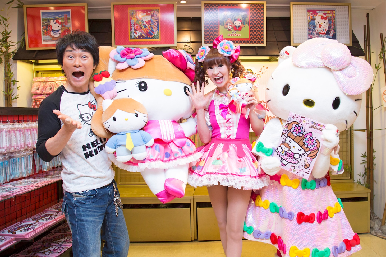 「かつみ・さゆり×ハローキティ」コラボグッズお披露目会見に登場したかつみ▼、▼さゆり、ハローキティ（左から）。