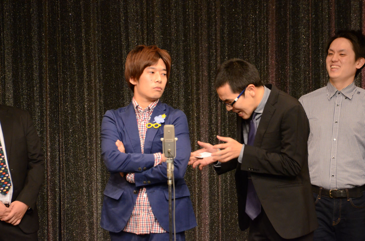 ちゃらんぽらん冨好のお年玉の渡し方のモノマネを披露するえんぴつ消しゴム。