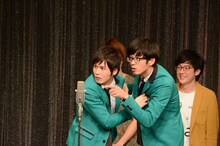 「言い争っている中国人同士が止まる瞬間」を再現するトット。