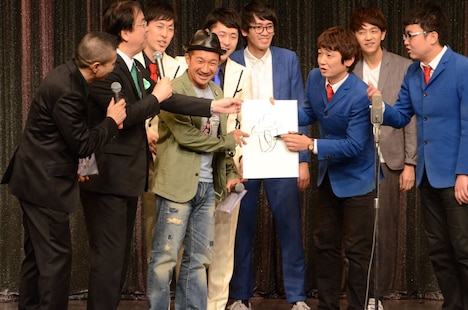 2秒で矢野・兵動・矢野の似顔絵を描く銀シャリ鰻（右から2人目）。