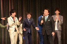 まるむし商店・東村を巻き添えにしてコラボギャグを披露するスーパーマラドーナ田中（左から2人目）。