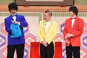 「笑点」で手品を披露する（左から）斎藤工、マギー司郎、窪田正孝。(c)日本テレビ