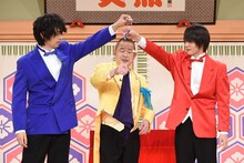 「笑点」で手品を披露する（左から）斎藤工、マギー司郎、窪田正孝。(c)日本テレビ