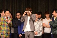 「テレビのインチ数から何チャンネルを観るべきか言う」という特技を披露するコマンダンテ石井。