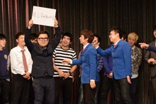 「ルミネが死んだ日」という言葉を掲げるとろサーモン久保田（手前左端）と優勝した銀シャリ。