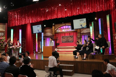 オリエンタルラジオ中田(ステージ中央)による「中田敦彦大賞」発表のワンシーン。(c)テレビ朝日