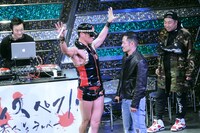 般若（手前右）の目の前で「フォー!!」と声を上げたHG（手前左）。