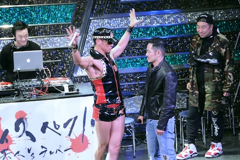 般若（手前右）の目の前で「フォー!!」と声を上げたHG（手前左）。