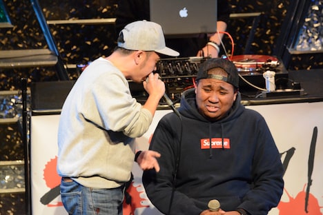 晋平太（左）にディスられるマテンロウのアントニー（右）。