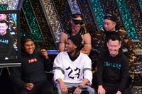 ラップバトルを後ろで見守る面々。