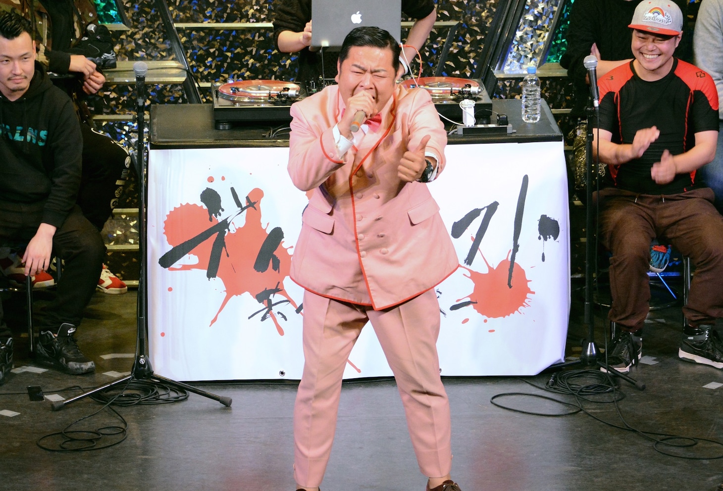 「こんばんは！ マッチでぇーす！」と挨拶するダイノジの大地洋輔。