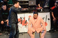 MC☆ニガリa.k.a赤い稲妻（左）にディスられるダイノジ大地（右）。