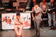 DOTAMA（右）にディスられるダイノジの大地洋輔（左）。