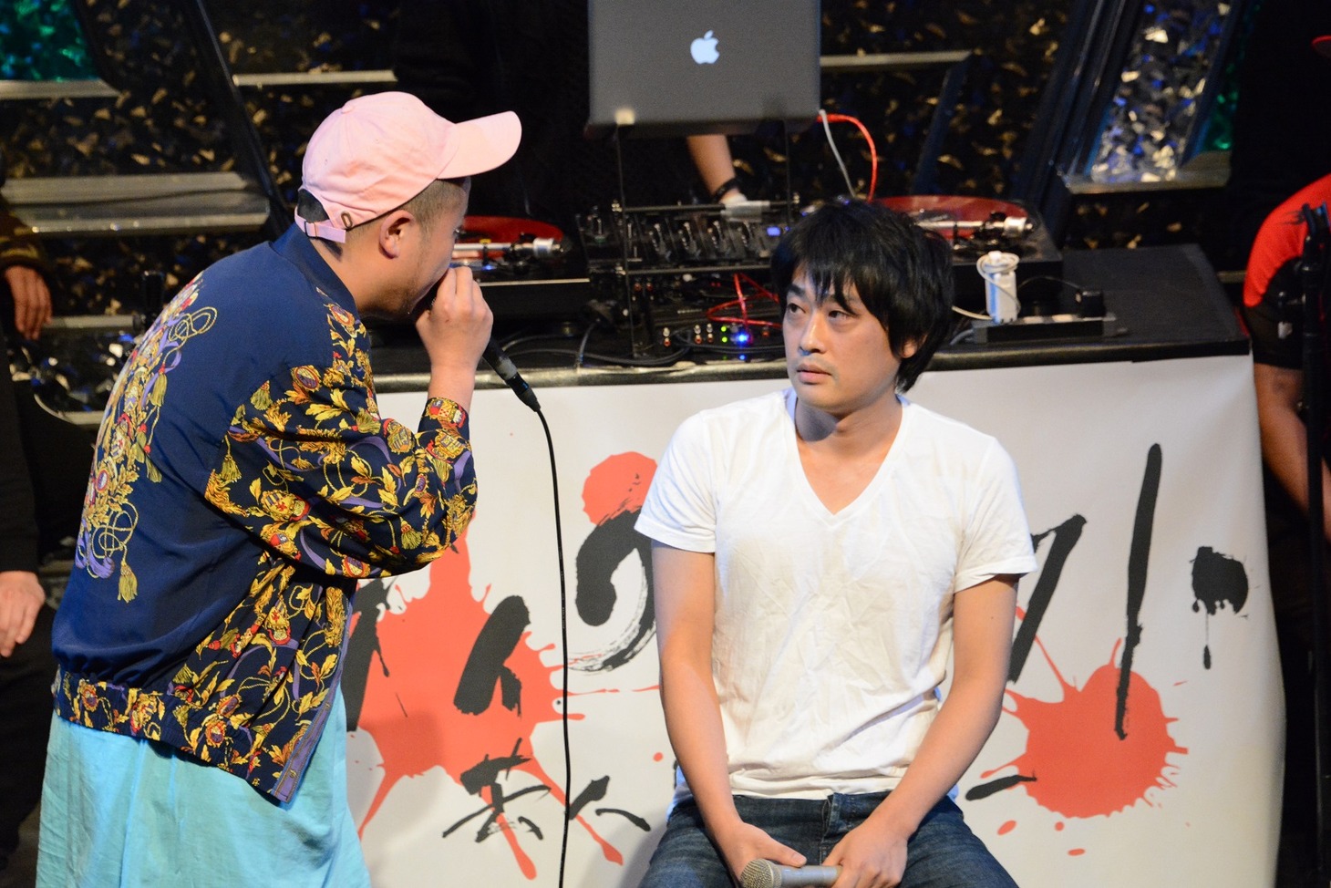 サイプレス上野（左）にディスられるフルーツポンチの村上健志（右）。