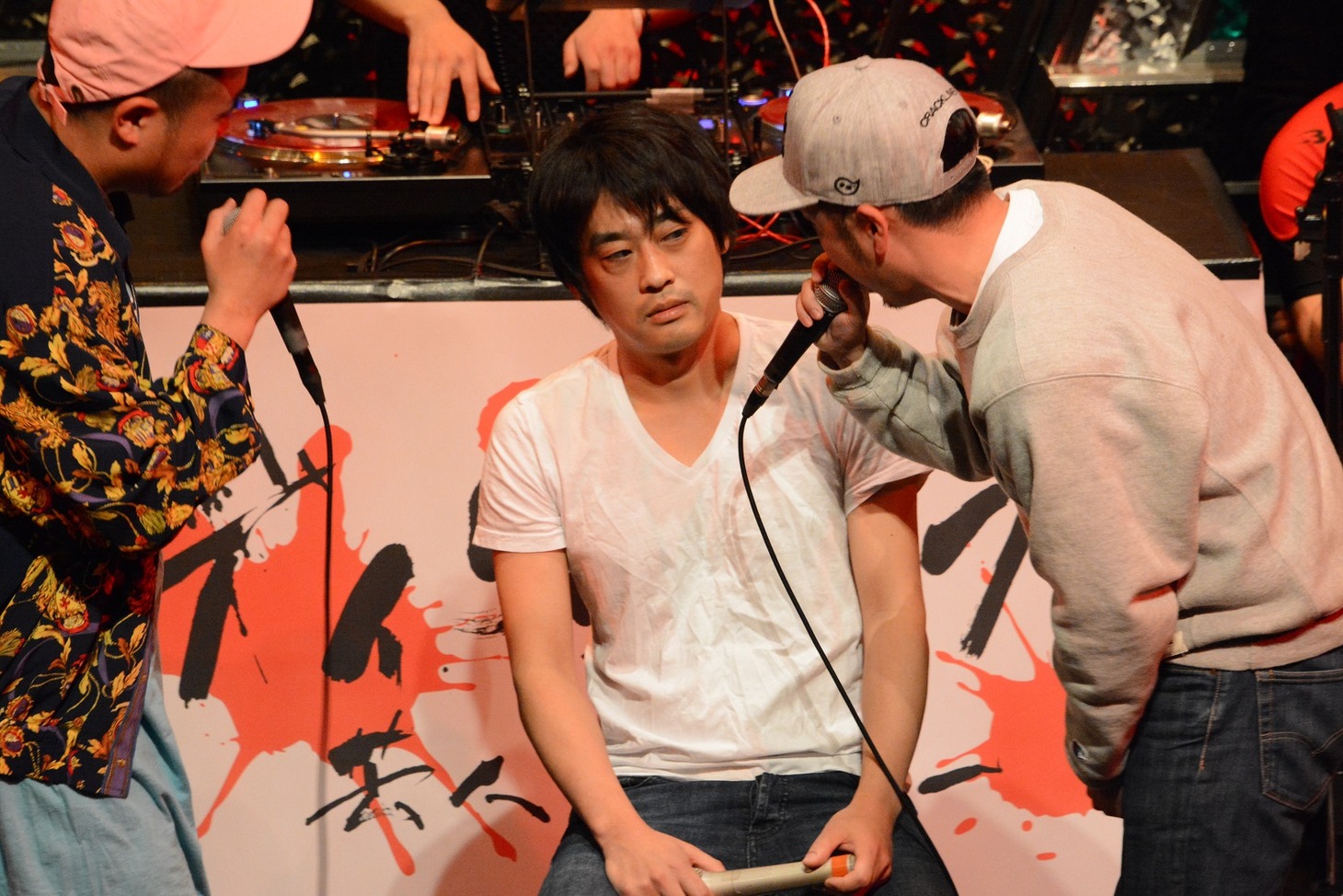 サイプレス上野（左）と晋平太（右）にディスられるフルーツポンチの村上健志（中央）。