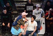 サイプレス上野（手前左）にディスられるフルーツポンチ村上（手前右）。