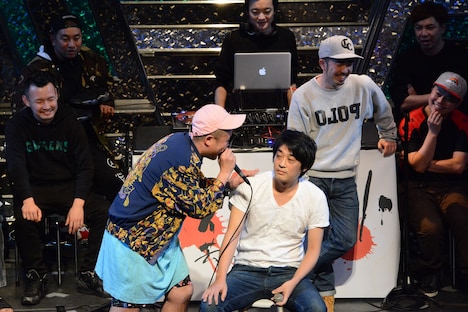 サイプレス上野（手前左）にディスられるフルーツポンチの村上健志（手前右）。