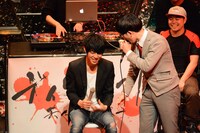 DOTAMA（右）にディスられるキングコング西野（左）。