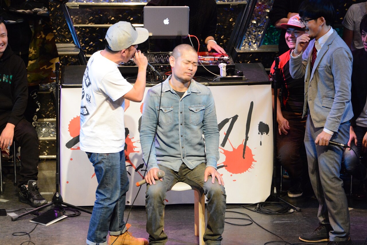 晋平太（左）にディスられる品川庄司・品川（中央）。