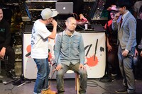 晋平太（手前左）にディスられる品川庄司の品川祐（中央）。