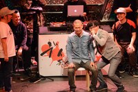 DOTAMA（右）にディスられる品川庄司・品川（中央）。