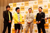 囲み取材時の様子。