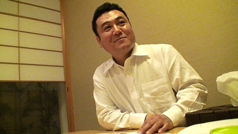 「有田哲平の世界一オモシロい番組」の出演オファーを受けるアンタッチャブル山崎。(c)日本テレビ