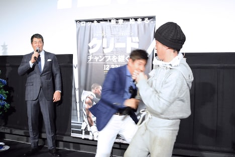 素早いフットワークでスタスタローンを翻弄する関根勤。