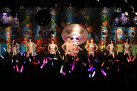 恵比寿★マスカッツのメンバーと全裸ポーズを披露するとにかく明るい安村（中央）。(c)EBISU MUSCATS PROJECT