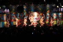 恵比寿★マスカッツのメンバーと全裸ポーズを披露するとにかく明るい安村（中央）。(c)EBISU MUSCATS PROJECT