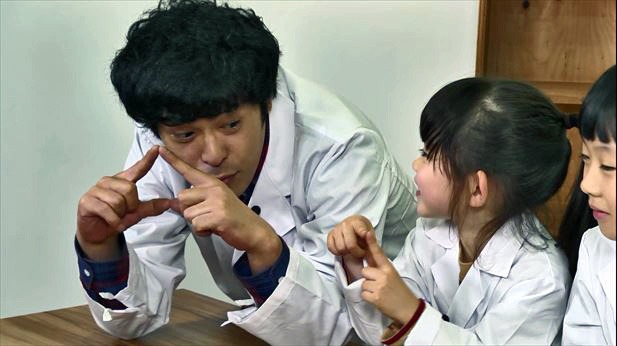 子供たちと交流するちゅうえい（左）。
