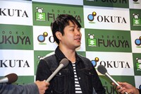 囲み取材を受けるNON STYLE井上。