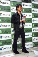 囲み取材に登場したNON STYLE井上。