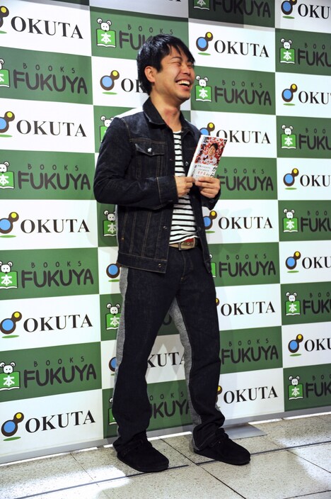 囲み取材に登場したNON STYLE井上。