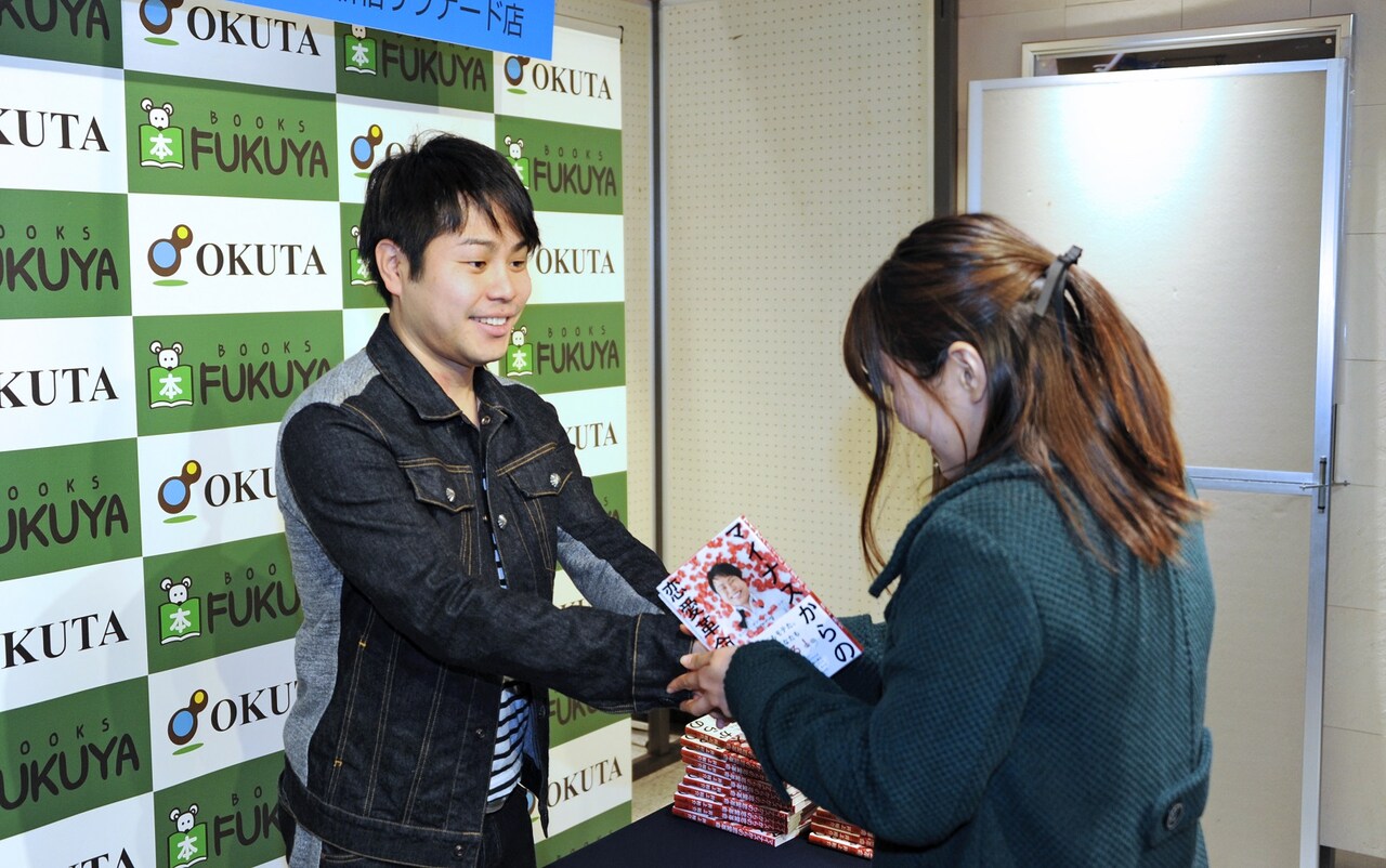 ファンと握手をするNON STYLE井上。