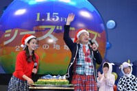 誕生日を祝ってもらう笑福亭鶴瓶（中央）。