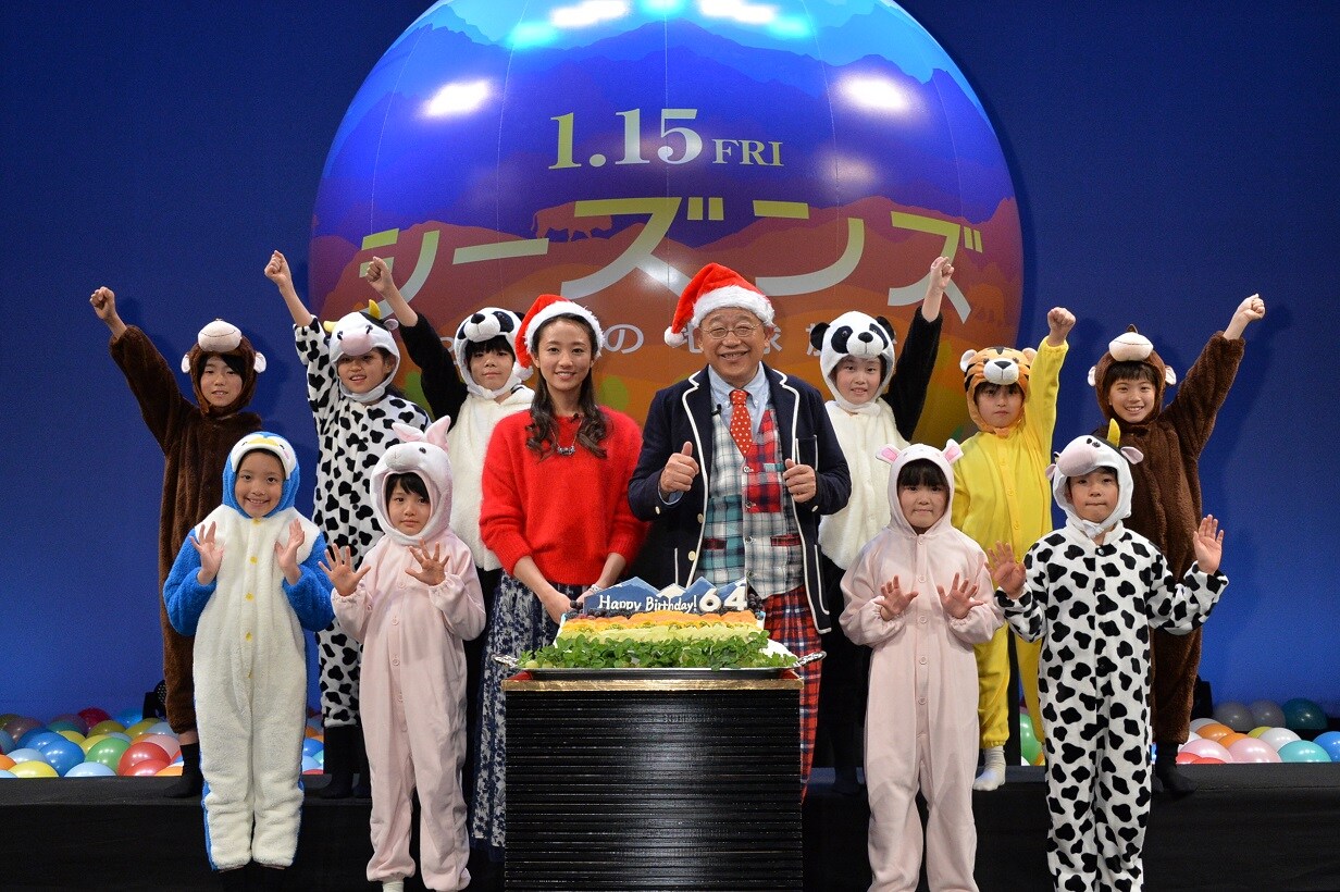 映画「シーズンズ 2万年の地球旅行」の完成披露試写会イベントに登壇した笑福亭鶴瓶（中央右）、木村文乃（中央左）ら。