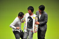 ゲストにスマイルウーイェイよしたか（中央）を迎えた天竺鼠。